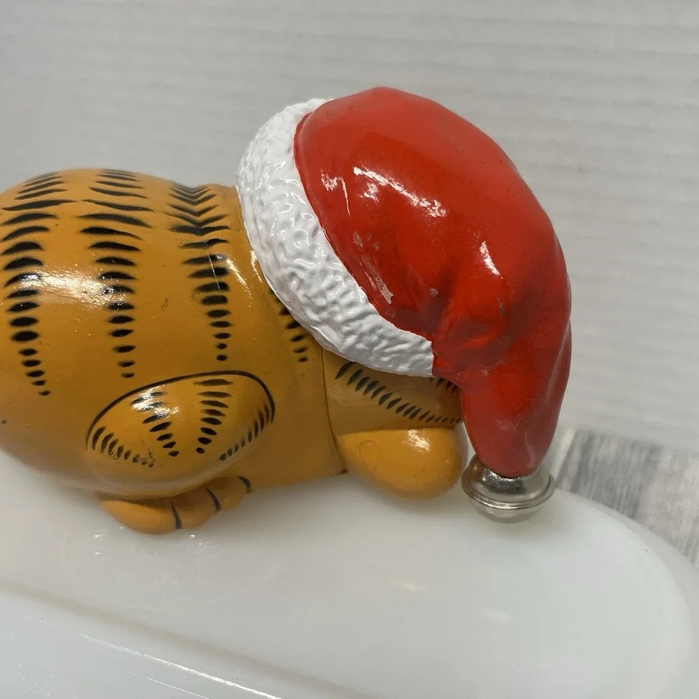 Vintage Garfield Christmas Shelf Sitter Figurine – Santa Hat (1978, 1981)